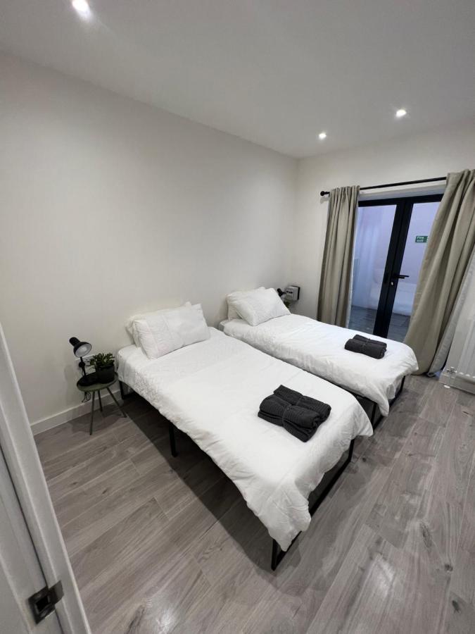 Lovely 1-Bedroom Flat With Patio ロンドン エクステリア 写真